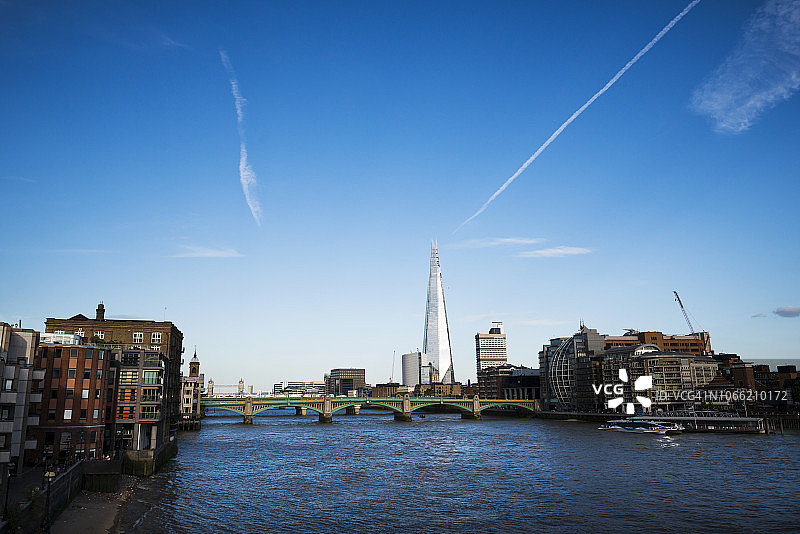 泰晤士河和伦敦东南部的天际线景色图片素材