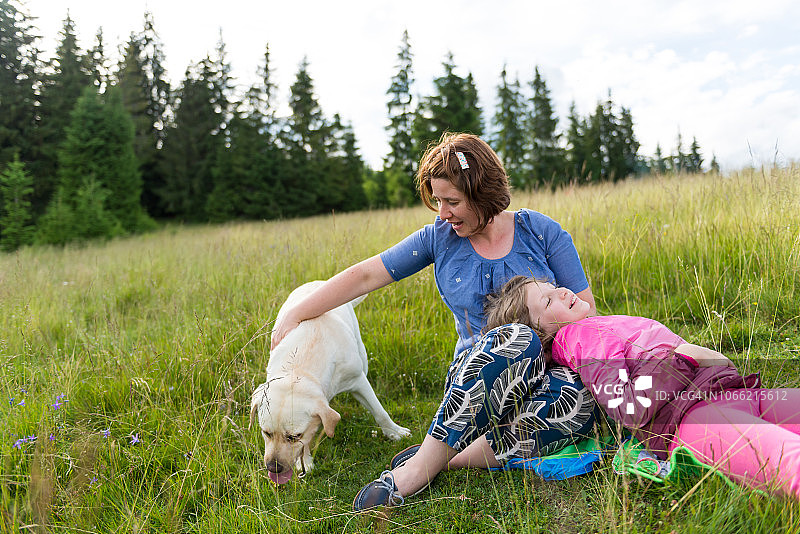 母女在山上草地上放松图片素材