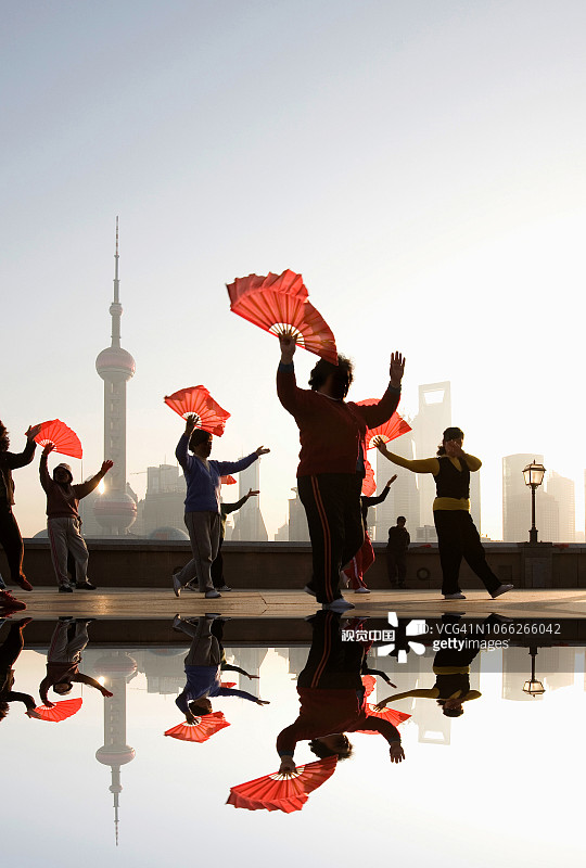 早晨做运动的女性群体图片素材