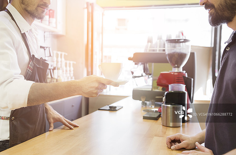 咖啡师递咖啡图片素材