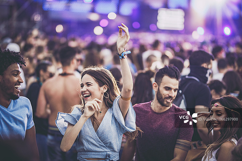 一群快乐的朋友在音乐会上玩耍图片素材