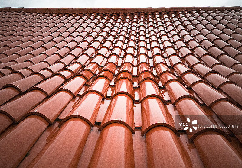 房屋的红色湿瓦屋顶图片素材