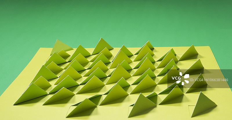 彩色抽象纸艺创作-绿色金字塔图片素材