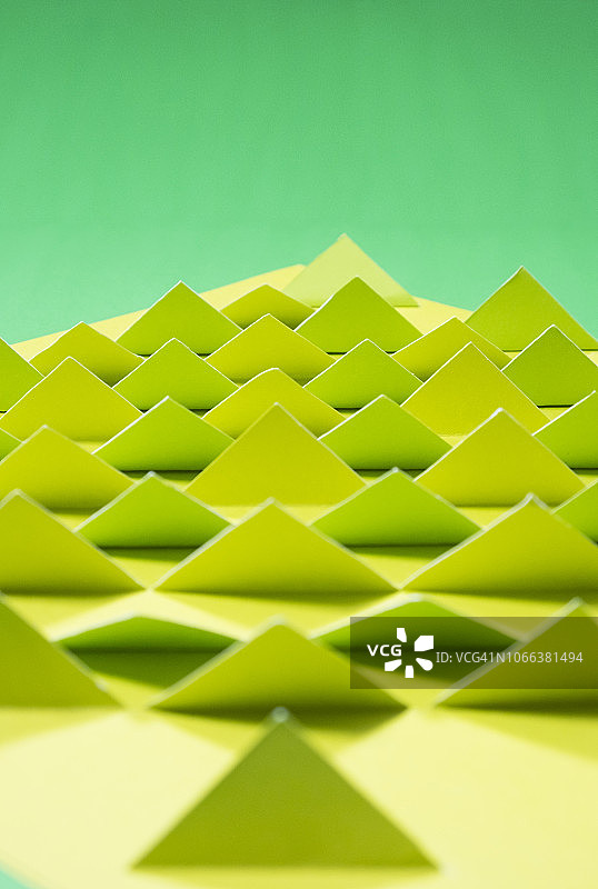 彩色抽象纸艺创作-绿色金字塔图片素材