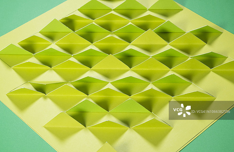 彩色抽象纸艺创作-绿色金字塔图片素材
