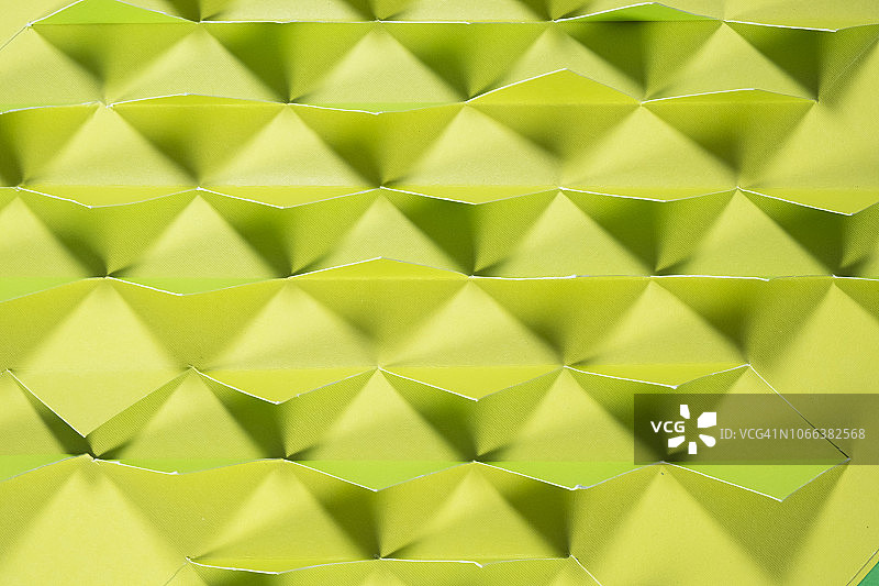 彩色抽象纸艺创作-绿色金字塔图片素材