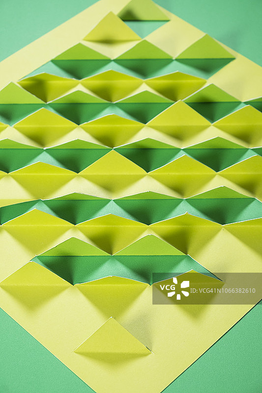 彩色抽象纸艺创作-绿色金字塔图片素材