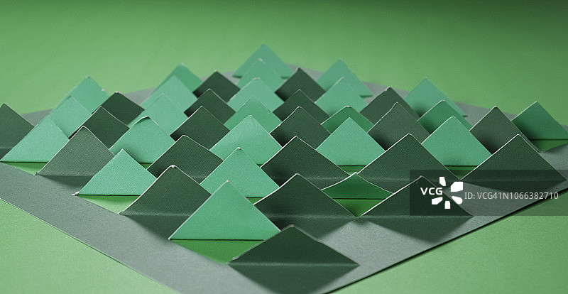 彩色抽象纸艺创作-绿色金字塔图片素材