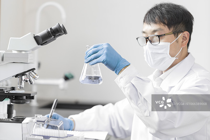 在实验室里做实验图片素材