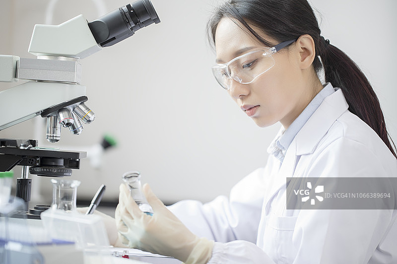 在实验室里做实验图片素材