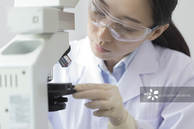 在实验室里做实验图片素材