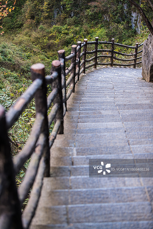 中国湖北恩施大峡谷的栈道图片素材