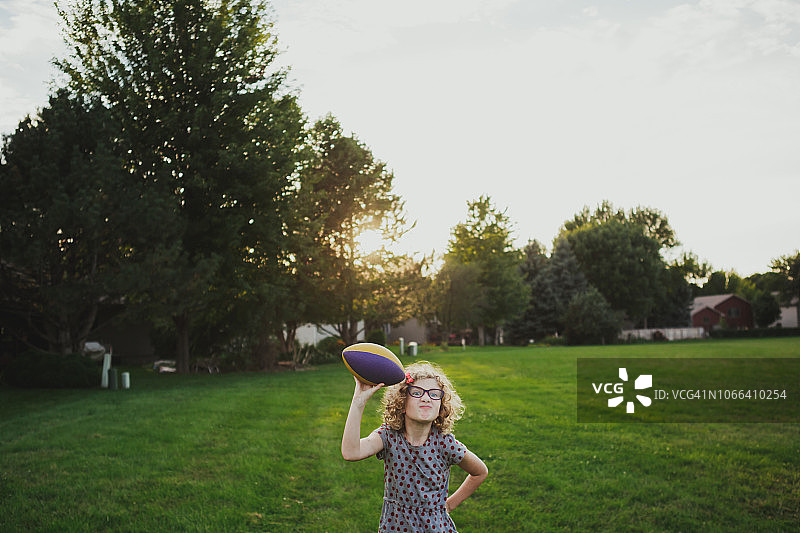 女孩拿着足球对着镜头做鬼脸图片素材