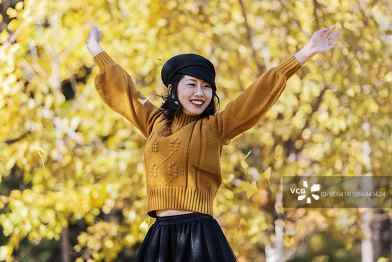 充满活力可爱的亚洲女孩图片素材