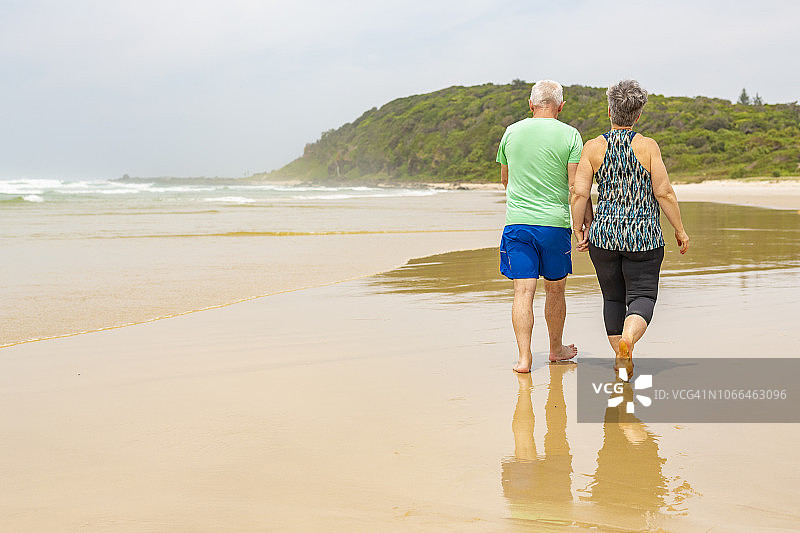 在海滩上一起散步的年长夫妇图片素材
