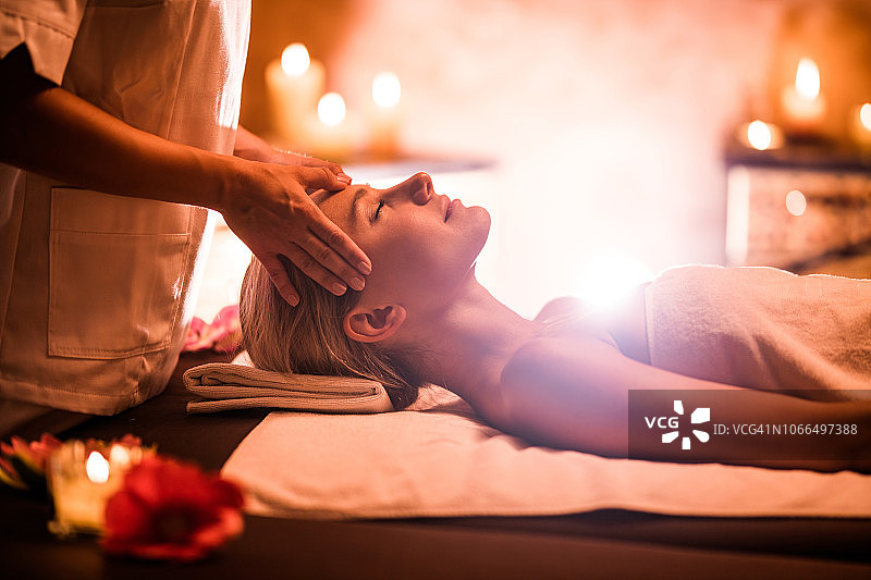 年轻女人在养生水疗馆享受面部按摩图片素材