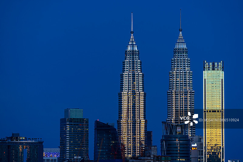 吉隆坡双子塔的第一缕曙光（451米玻璃钢结构摩天大楼）图片素材