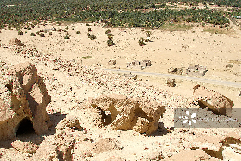 埃及锡瓦绿洲郊区的偏远村庄房屋图片素材