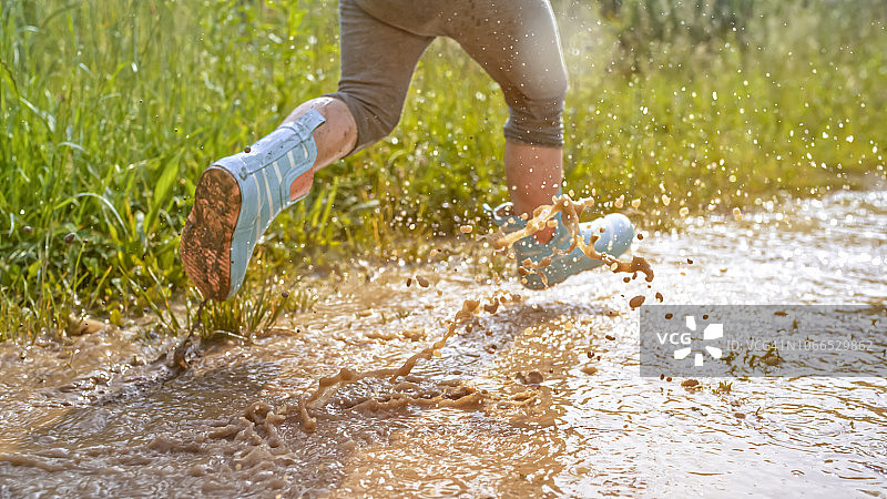 女孩在泥水中玩耍图片素材