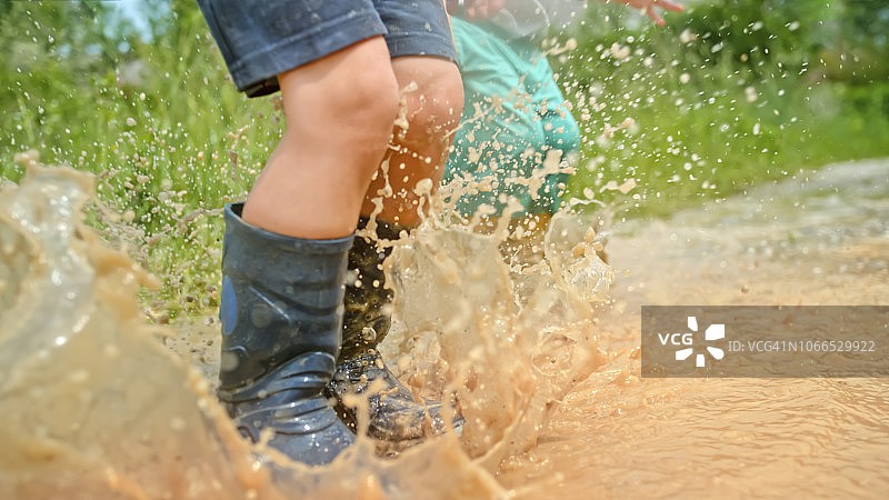 男孩们在泥地里玩耍图片素材