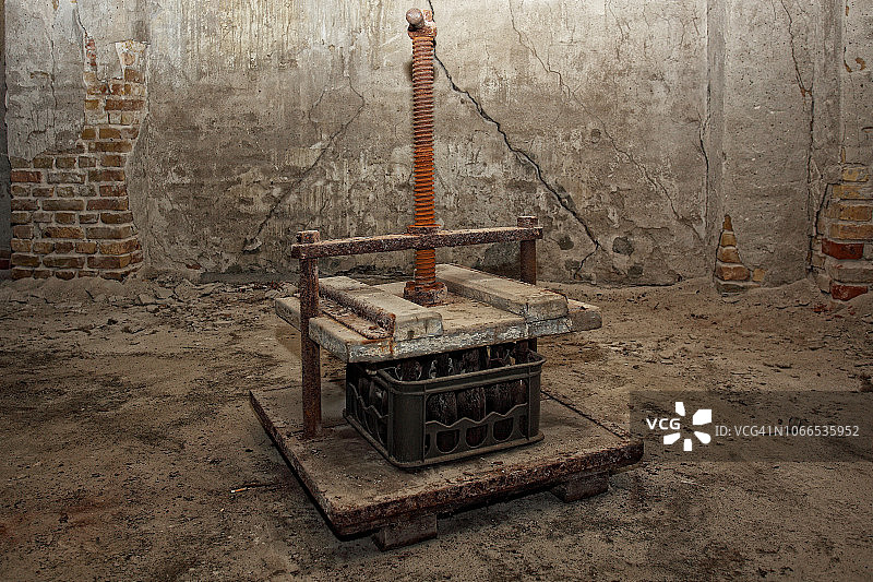 旧啤酒厂地窖里的空瓶子图片素材