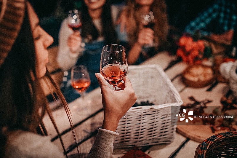 年轻人品尝葡萄酒图片素材