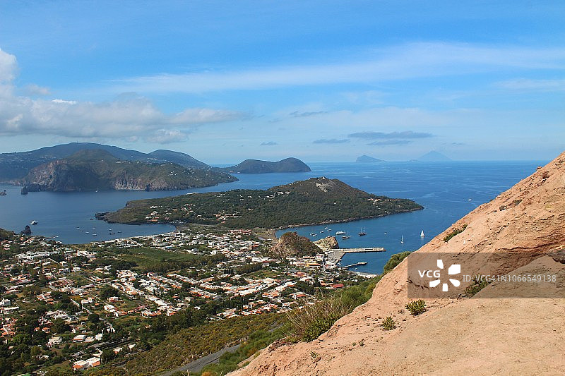 意大利埃奥利群岛，从武尔卡诺岛眺望利帕里岛和斯特龙博利岛图片素材