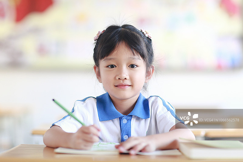 女学生正在做作业图片素材
