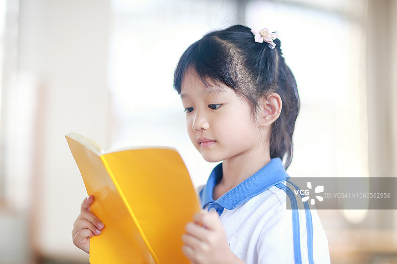 女学生阅读一本书图片素材
