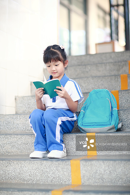 女学生阅读一本书图片素材