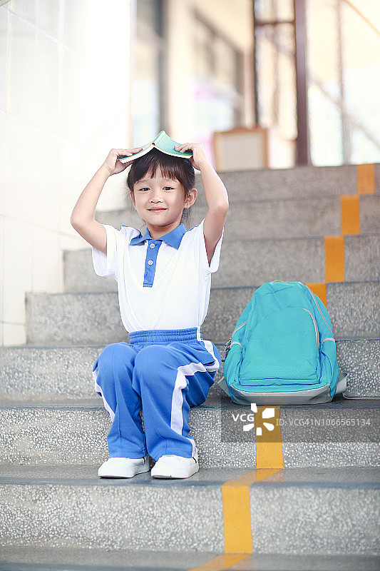 女学生阅读一本书图片素材