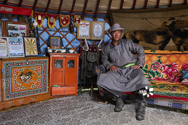 蒙古色楞格省20岁的游牧民巴图勒嘎·额尔登巴特和他的蒙古包图片素材
