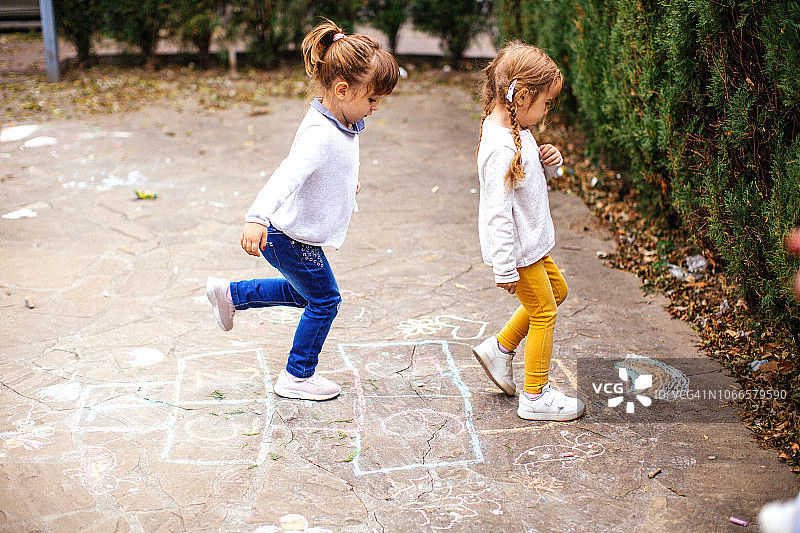 女孩玩跳房子游戏图片素材