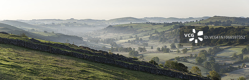 英国乡村的冰霜秋日早晨图片素材