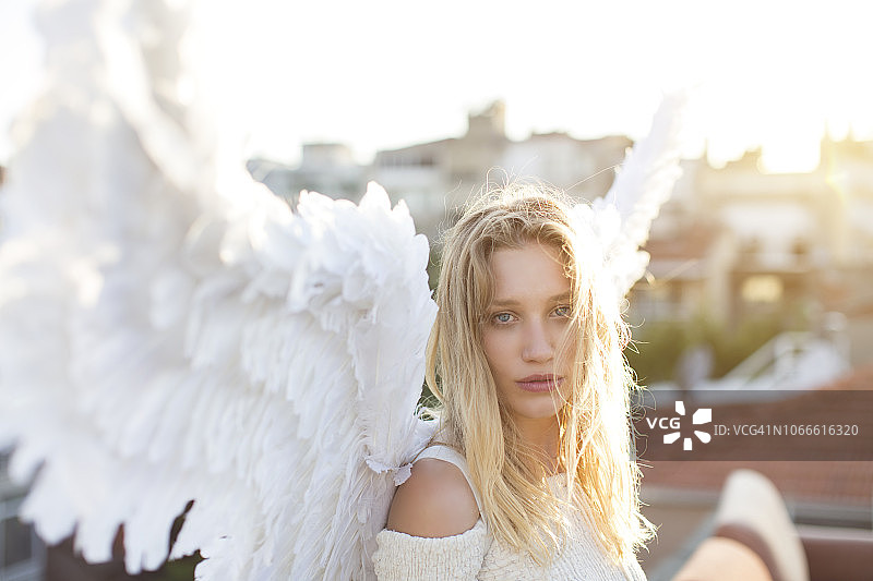 看着镜头的天使图片素材