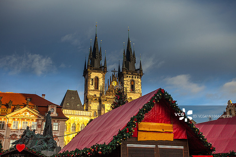 布拉格老城广场的泰恩教堂和圣诞市场售货亭图片素材