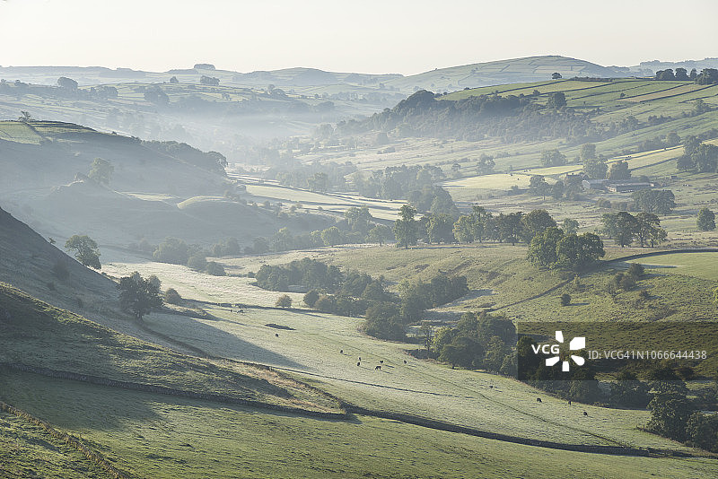 英国乡村的冰霜秋日早晨图片素材