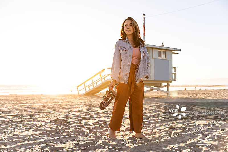 年轻女子在加利福尼亚州威尼斯沙滩上放松图片素材