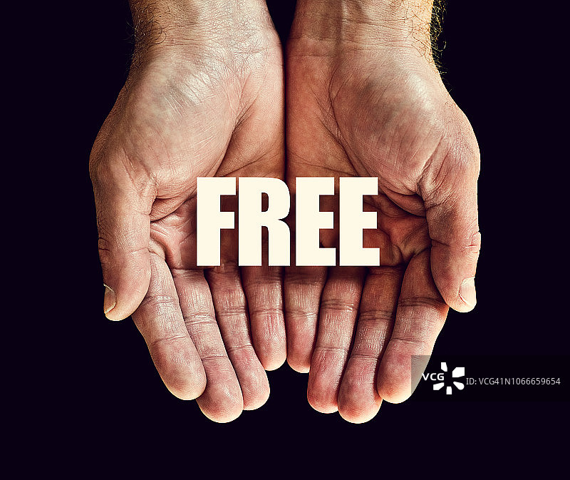 手中的“自由”字样图片素材