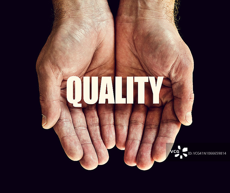 手中的“质量”字样图片素材