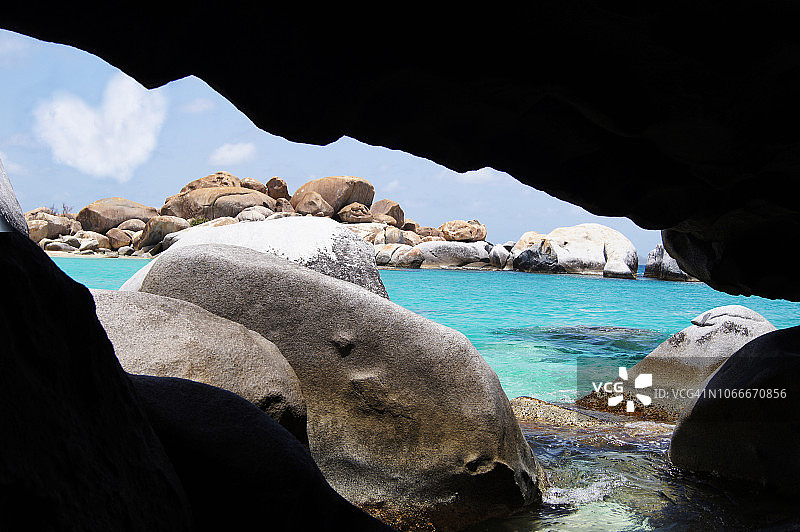 英属维尔京群岛心形云游泳池的田园天堂图片素材