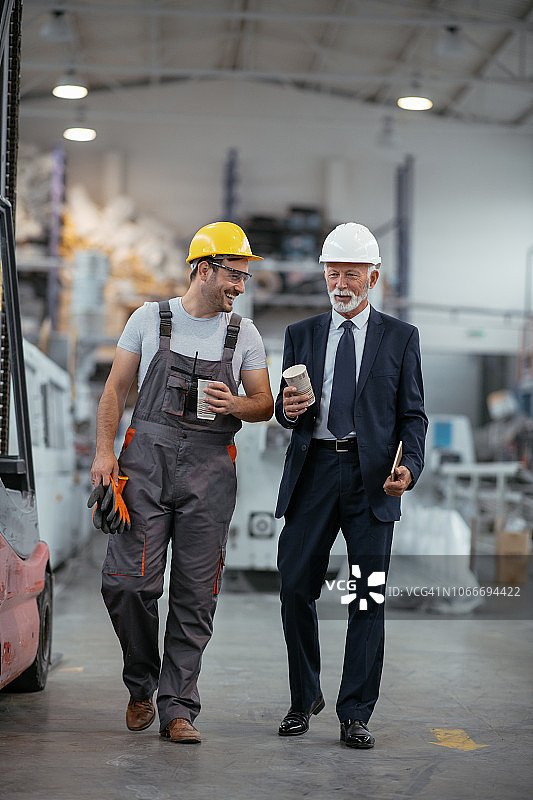 工厂工人和质检员在休息时图片素材