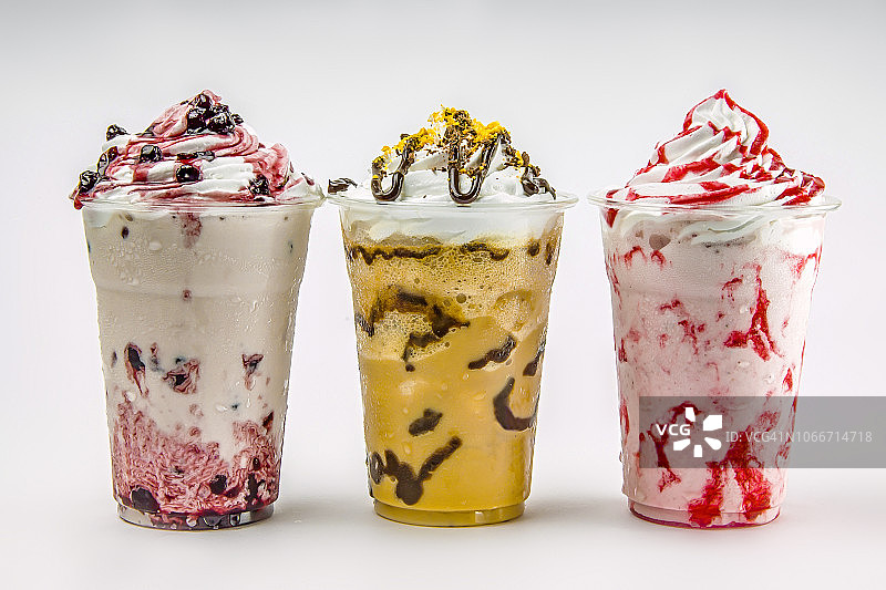 含有牛奶和樱桃果的冰沙奶昔图片素材