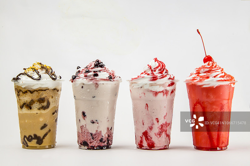 含有牛奶和樱桃果的冰沙奶昔图片素材