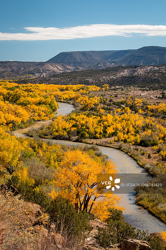 新墨西哥州查马河沿岸的秋色图片素材