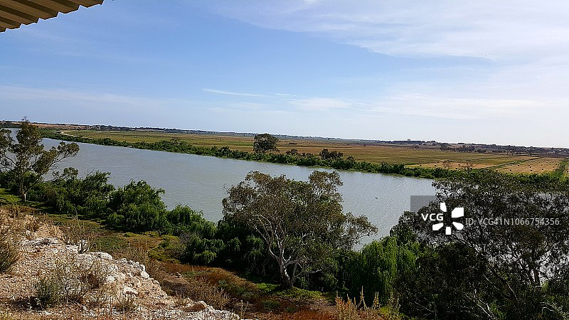 南澳大利亚泰勒姆本德附近的默里河和农场风光图片素材