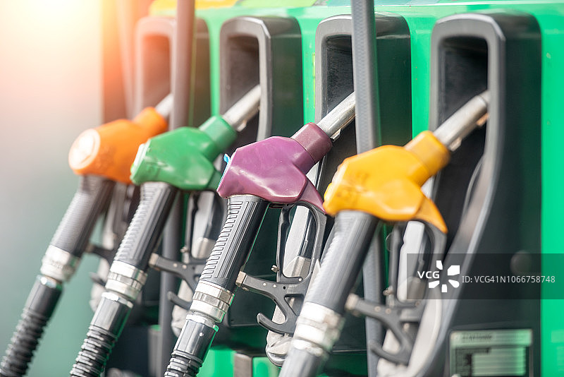 加油站的加油设备。手持油枪的特写图片素材
