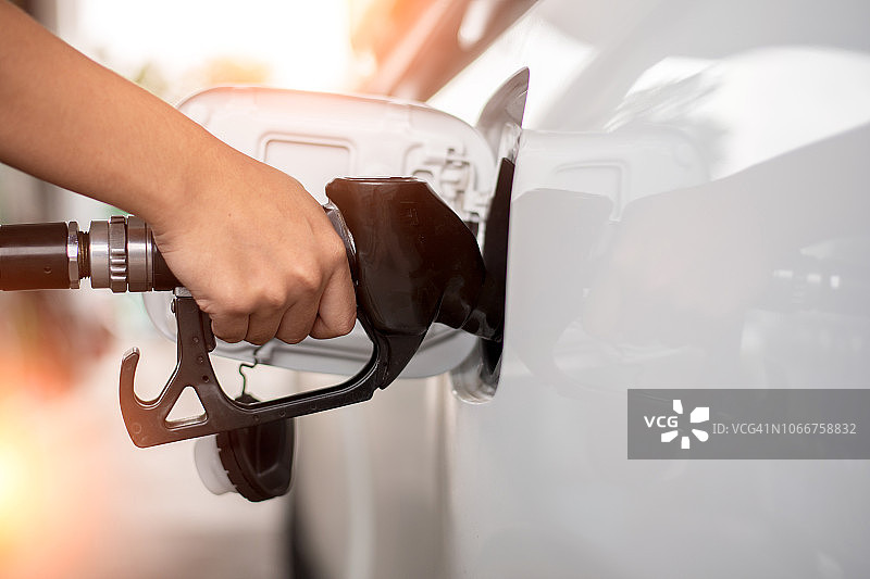 加油站的加油设备。手持油枪的特写图片素材