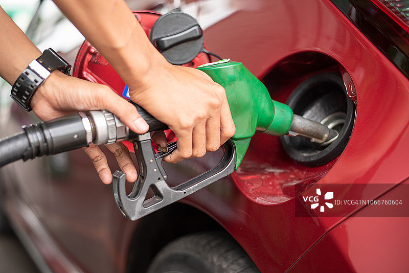 加油站的加油设备。手持油枪的特写图片素材