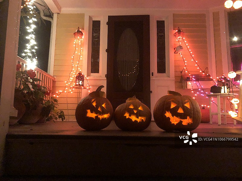 房屋门廊上的南瓜灯图片素材